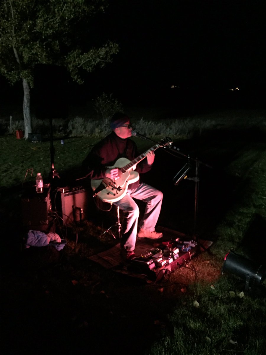 CliffCanter_Run's tweet photo. Rob Hudec playing some tunes as people lounge around the warm fire after their run! #CliffCanter https://t.co/9rxlzIK7qB
