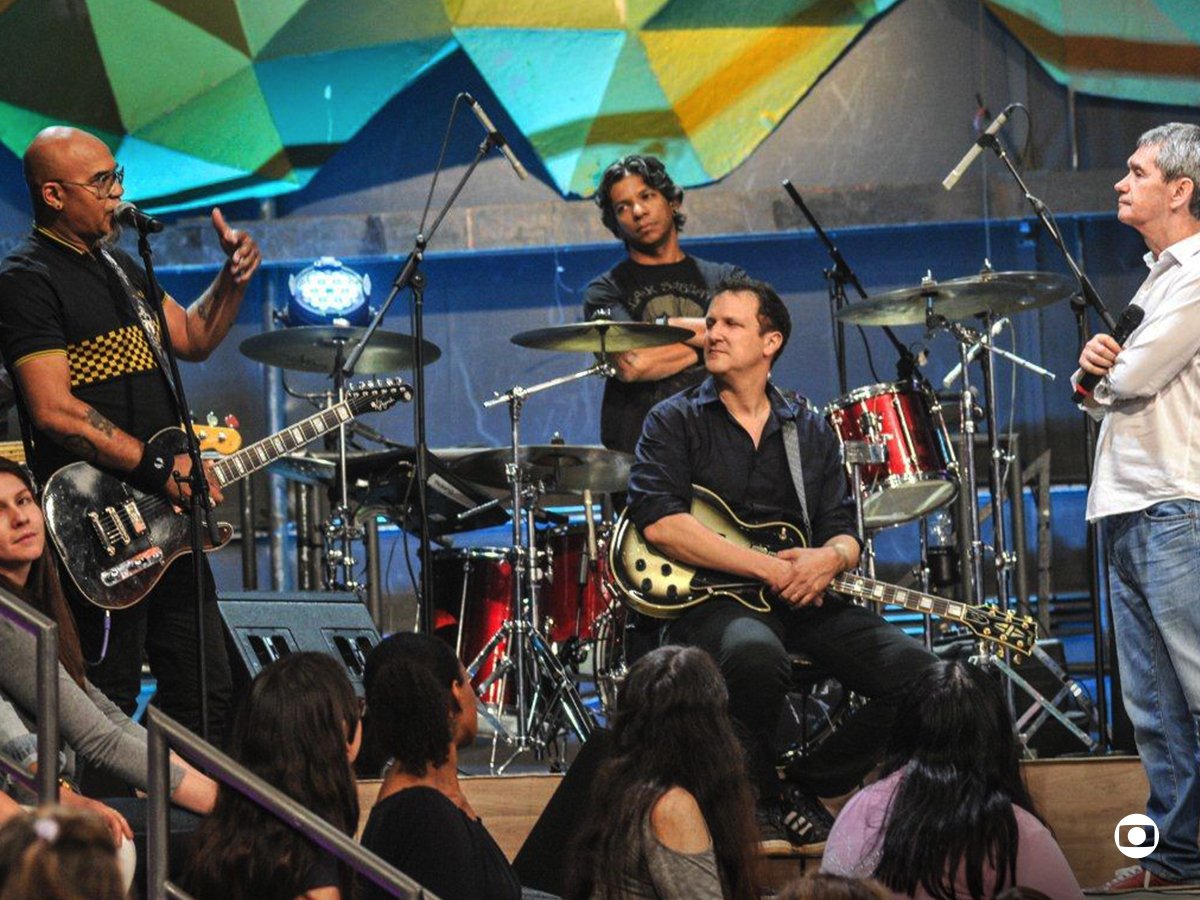 tvglobo's tweet photo. Quer um motivo pra ficar acordado até #AltasHoras? A gente te dá pelo menos 2: @ournameisMAGIC e @PlebeRude! 😍 https://t.co/Iekf8GtcPm