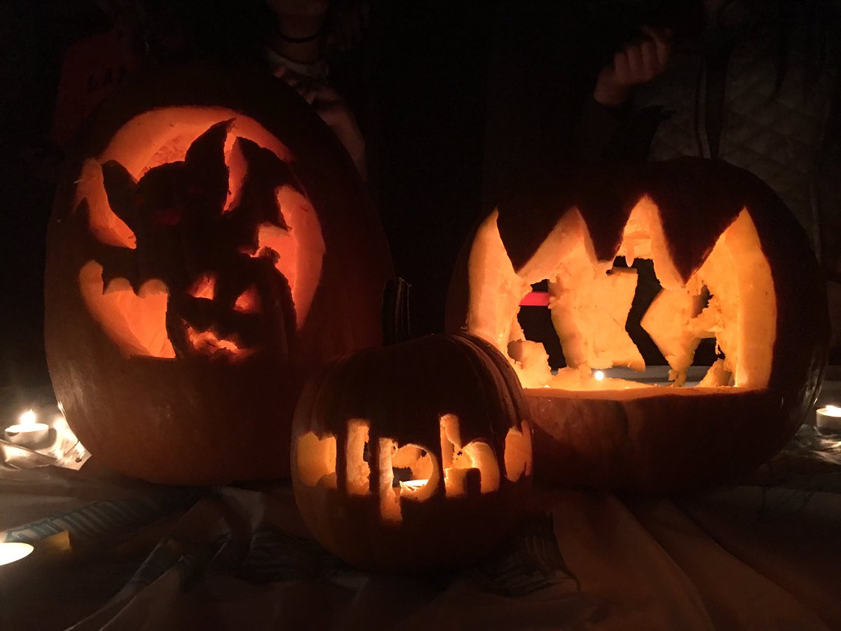 ASADePaul's tweet photo. We had so much fun carving pumpkins with @DePaulFIJI tonight!🎃 https://t.co/nRsIHoN6aw