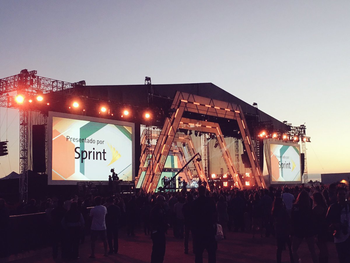 fitfoodiekarina's tweet photo. What an amazing experience at #RiseUpAsOne #UnaVozSprint #ChooseToVote @sprintsback @kkwestisbest @SDMikeE1331 https://t.co/WDjyt6l7Yo