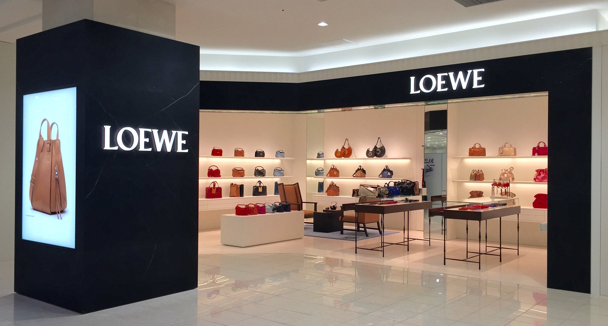 Loewe Japan ロエベ ジャパン ジェイアール名古屋タカシマヤ3階にロエベがオープン ゆったりとした空間で秋冬の最新アイテムをご覧いただけます スタッフ一同 ご来店を心よりお待ちしております