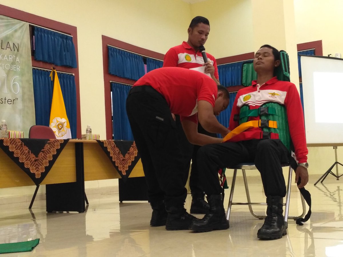 Selamat pagi. 
Hari ini peserta Pelatihan dan Pembekalan Anggota Oprec DeRU sedang menerima materi pertolongan pertama dari Basarnas.