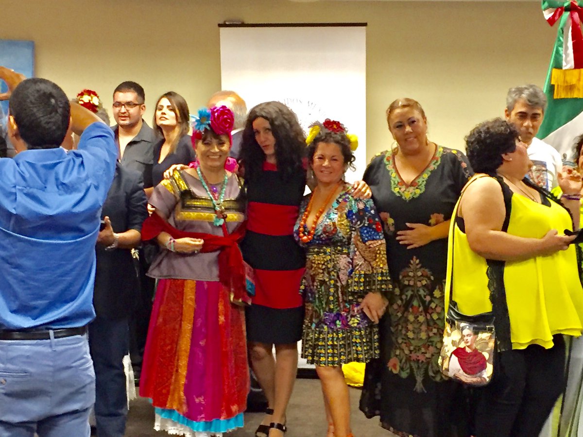 BeatrizEscalant's tweet photo. Frida Kahlo. Espléndidas caracterizaciones en el Consulado de México en Orlando. Yo agradecida por mi reconocimiento @isabelancheita https://t.co/UHxACl07W4