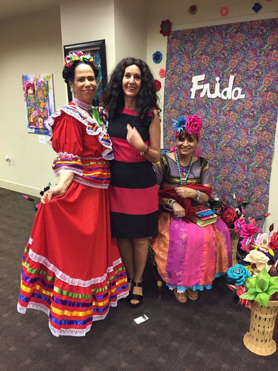 BeatrizEscalant's tweet photo. Frida Kahlo. Espléndidas caracterizaciones en el Consulado de México en Orlando. Yo agradecida por mi reconocimiento @isabelancheita https://t.co/UHxACl07W4