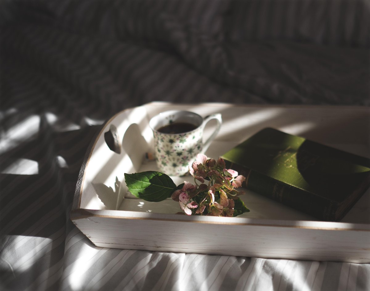WhatBoxCompany's tweet image. Waking up to breakfast in bed. Is there anything better? #romance #lazysunday