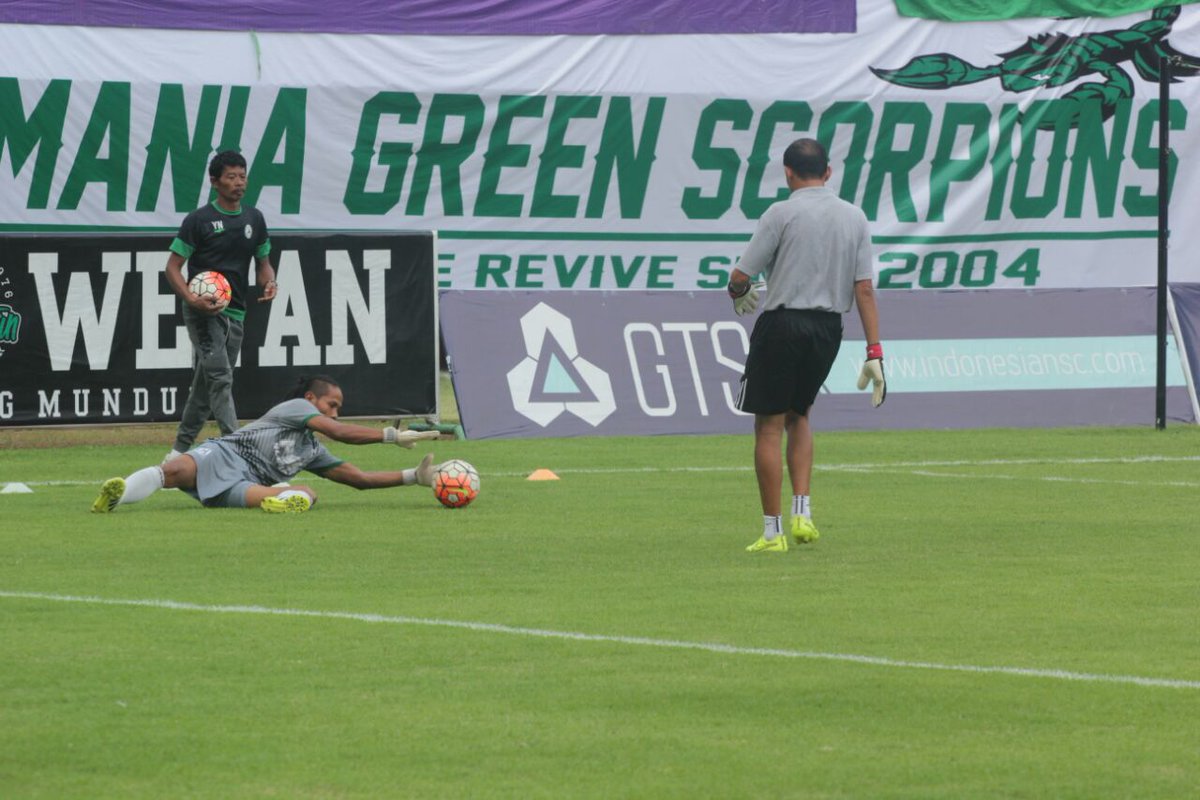 PSSleman's tweet photo. Warming up tim #SuperElja dipimpin pelatih fisik, Herwin S. #COSE https://t.co/ebtLAdtvbw