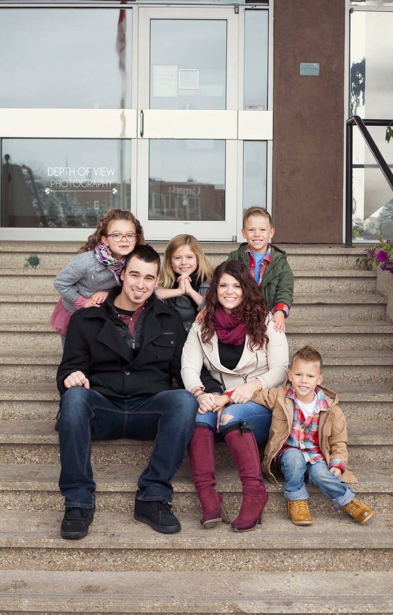 depthofview67's tweet photo. #familyphotoshoot #RedDeer #coronationpark #reddeercityhall #WinterWonderLand #depthofviewphotography https://t.co/Qk0lwpi6bk