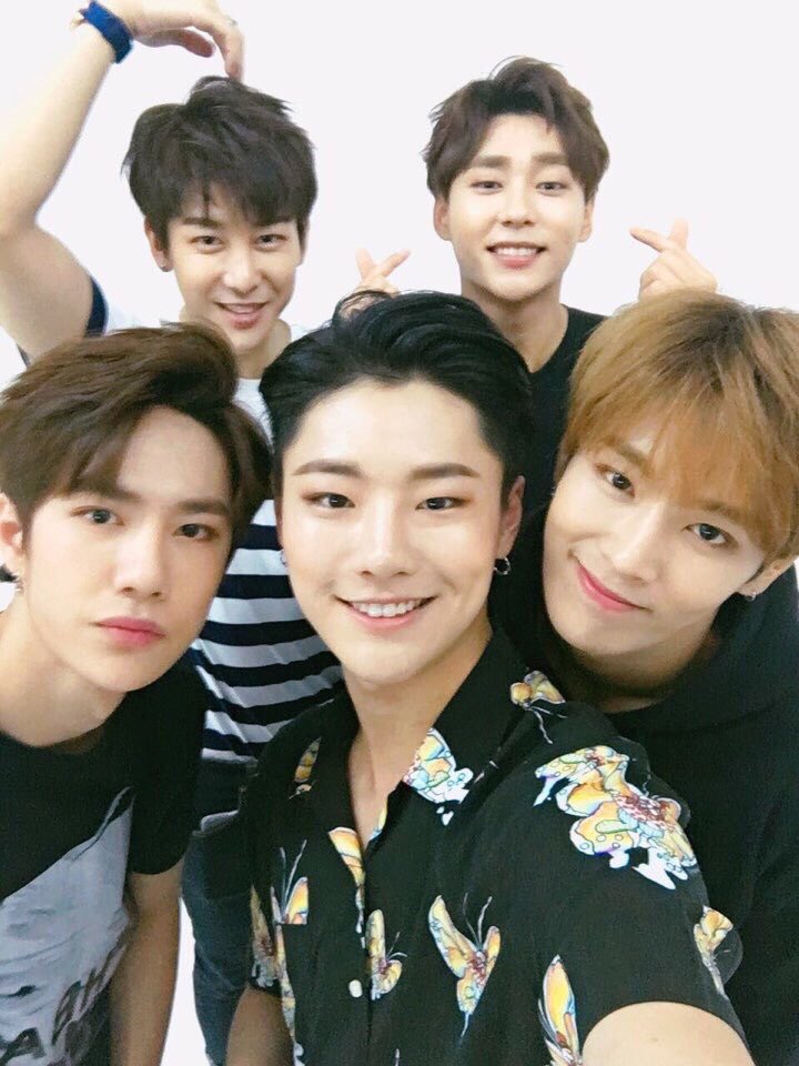jeonwoongs's tweet photo. I LOVE AND MISS THESE DUDES SOOOO MUCH #UNIQDAY #2YearsWithUNIQ https://t.co/Rs1Tc0yW6o