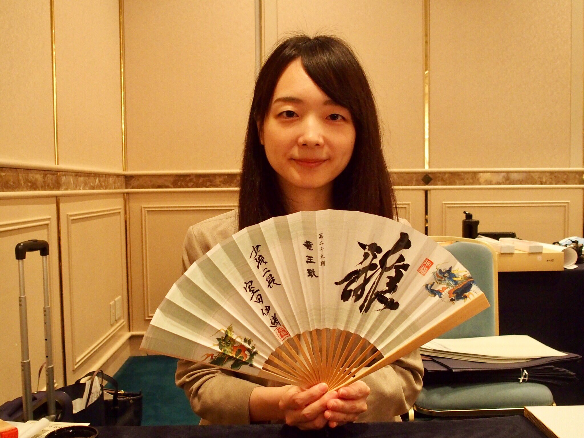 Amazon.co.jp: 室田伊緒女流二段 直筆 揮毫 扇子 一期一会 将棋