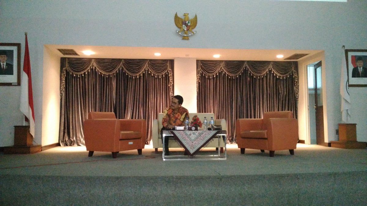 Sesi kedua Semnas Gizi Poltekkes Bandung sudah mulai. Moderatornya Dr Oesman, Dir Poltekkes