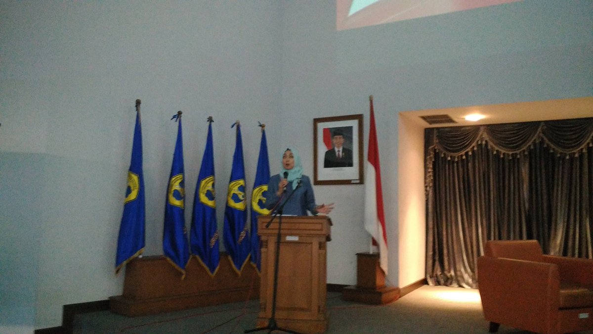 Pembicaranya sesi kedua ini Dr Hj Alma Kepala Dinas Jabar. Sebanyak 800rb bayi lahir di Jabar, kata beliau.