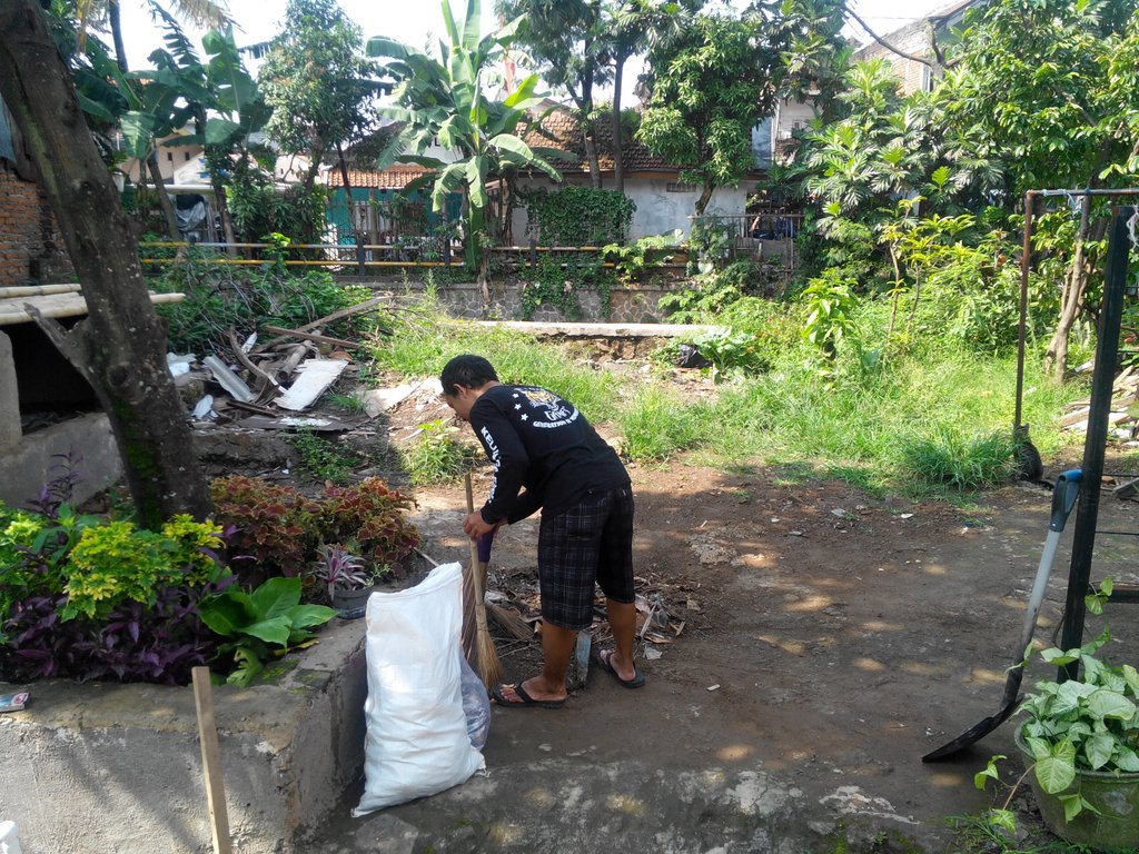 AlsHisname's tweet photo. Kerja bakti masal jl.kancra Rw.08 @KBurangrang  @keclengkong bberesih sampah&amp;gorong" cc @ridwankamil https://t.co/7yMOV0E2sP