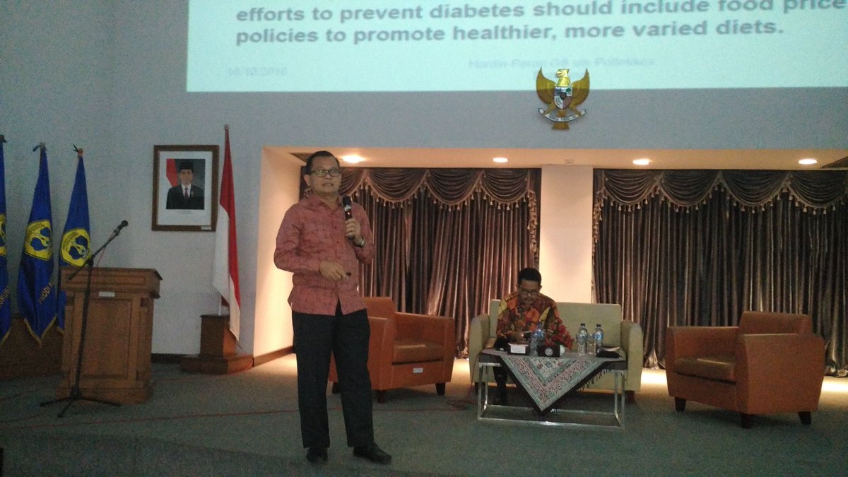 Sekarang Prof <a href="/Hardin_IPB/">Hardin</a> sedang present tentang Gizi Seimbang dalam mewujudkan SDM berkualitas.