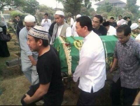 nongandah's tweet photo. Waktu ibundanya meninggal Ahok jg ikut mengangkat jenazahnya sampai ke makamnya https://t.co/agqcOgZAT7