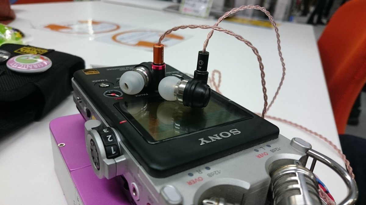 19_kakeru_'s tweet photo. #DN2002
純正だとボーカルメインで低音はドライバー数のわりに大人しく質で勝負型、そこに真空管挟むと広めの音場になるから相性は良さげ
単結晶ケーブルにすると低音のパワーに加え上も広くなるので高音も余裕ができる、ケーブル込みで6諭吉はかなり優秀、耳かけ式もポイント高い、欲しい… https://t.co/ohDX6SJhk9