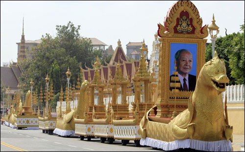 Pannika_FWP's tweet photo. พระราชพิธีพระบรมศพของราชวงศ์ทั่วโลก มีเอกลักษณ์แตกต่างกันไป ภาพนี้เป็นกระบวนแห่งานออกพระเมรุสมเด็จพระนโรดมสีหนุแห่งกัมพูชา https://t.co/YIYDEi8R2V