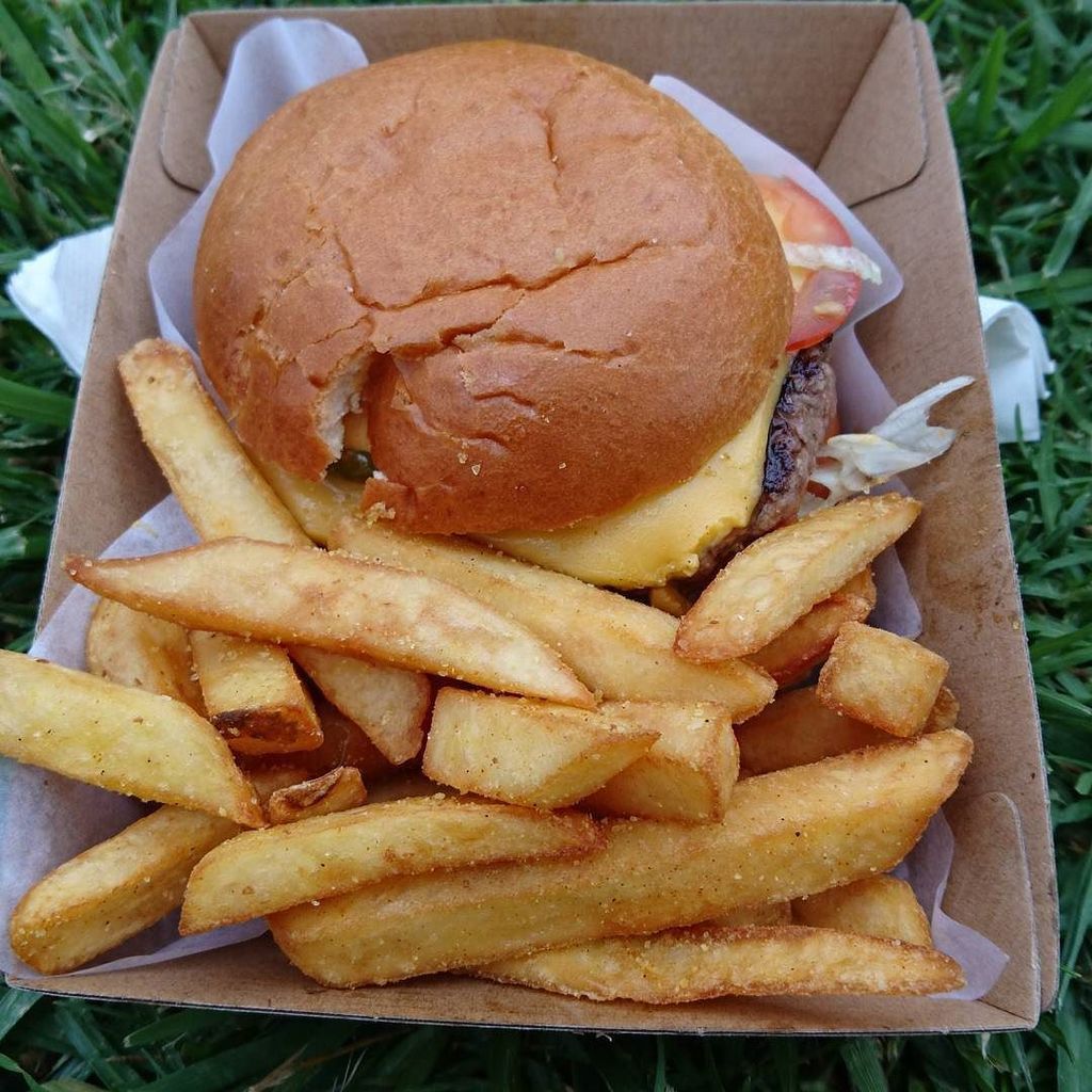 MarnePrins's tweet image. Yasss burger #springfling2016 #northmelbourne ift.tt/2e7Nfmi