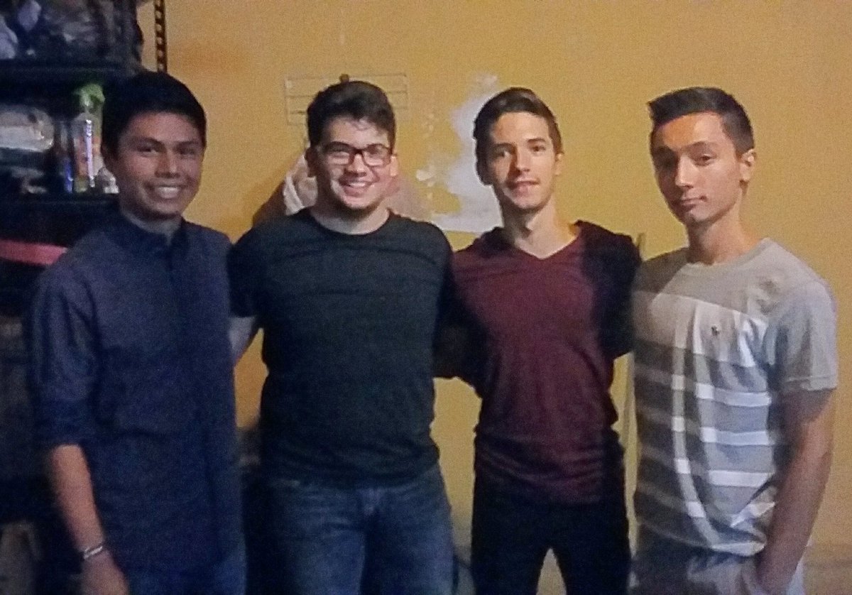 MarioLv98's tweet photo. Festejando al cumpleañero con estos papus inges 🎉🎊 #Frontcup!!! https://t.co/WHAwmQ6snk