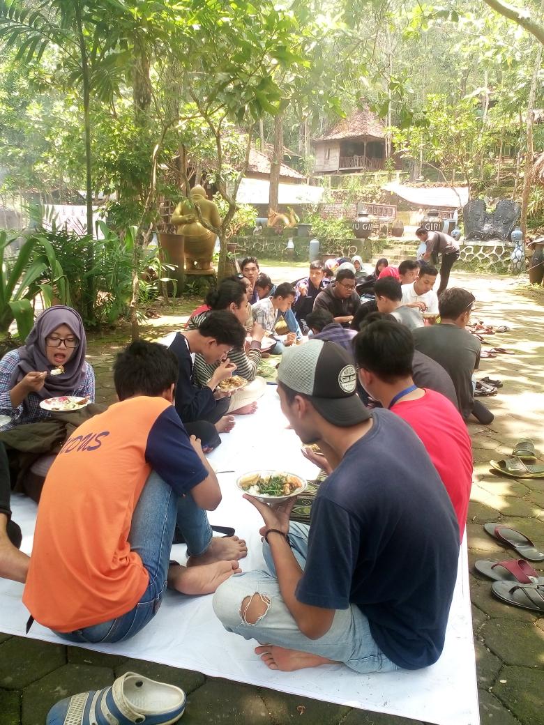 kkyjogja's tweet photo. Closing ceremony. Makan siang siang bersama #MakrabKKY https://t.co/TYbw3l06E6