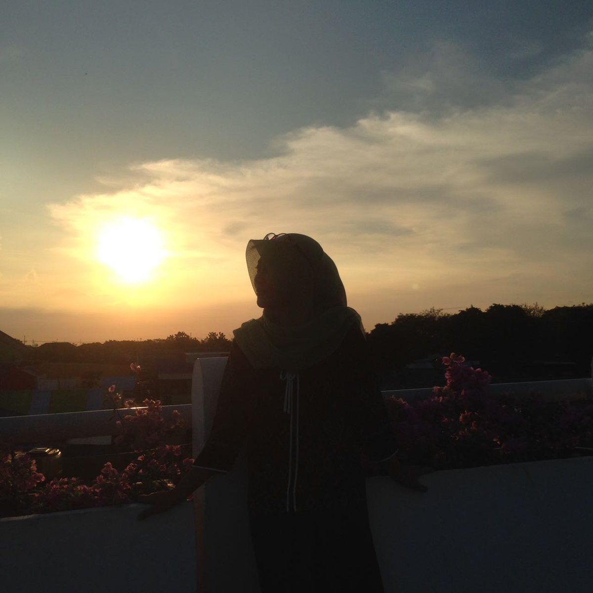 Lafadilla_'s tweet photo. Allah menciptakan sesuatu berpasangan dan slalu ada keindahan jadi penghubungnya. contohnya senja nan megah yg menghubungkan siang dan malam https://t.co/FLf5iWU4y6