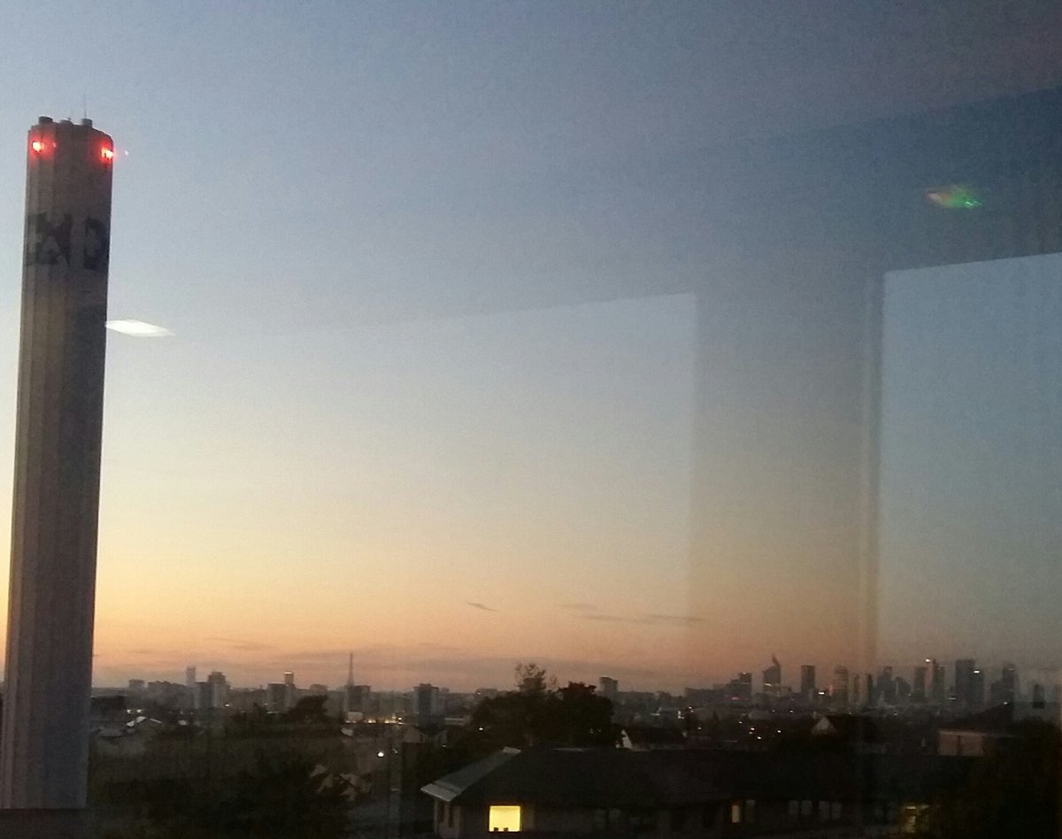 AureliePIDOUX's tweet photo. Il est tôt... au boulot... mais c'est beau !!! #CieldAutomne #VueSurParis #LeJourSeLève #CHArgenteuil https://t.co/zavLobdK0o