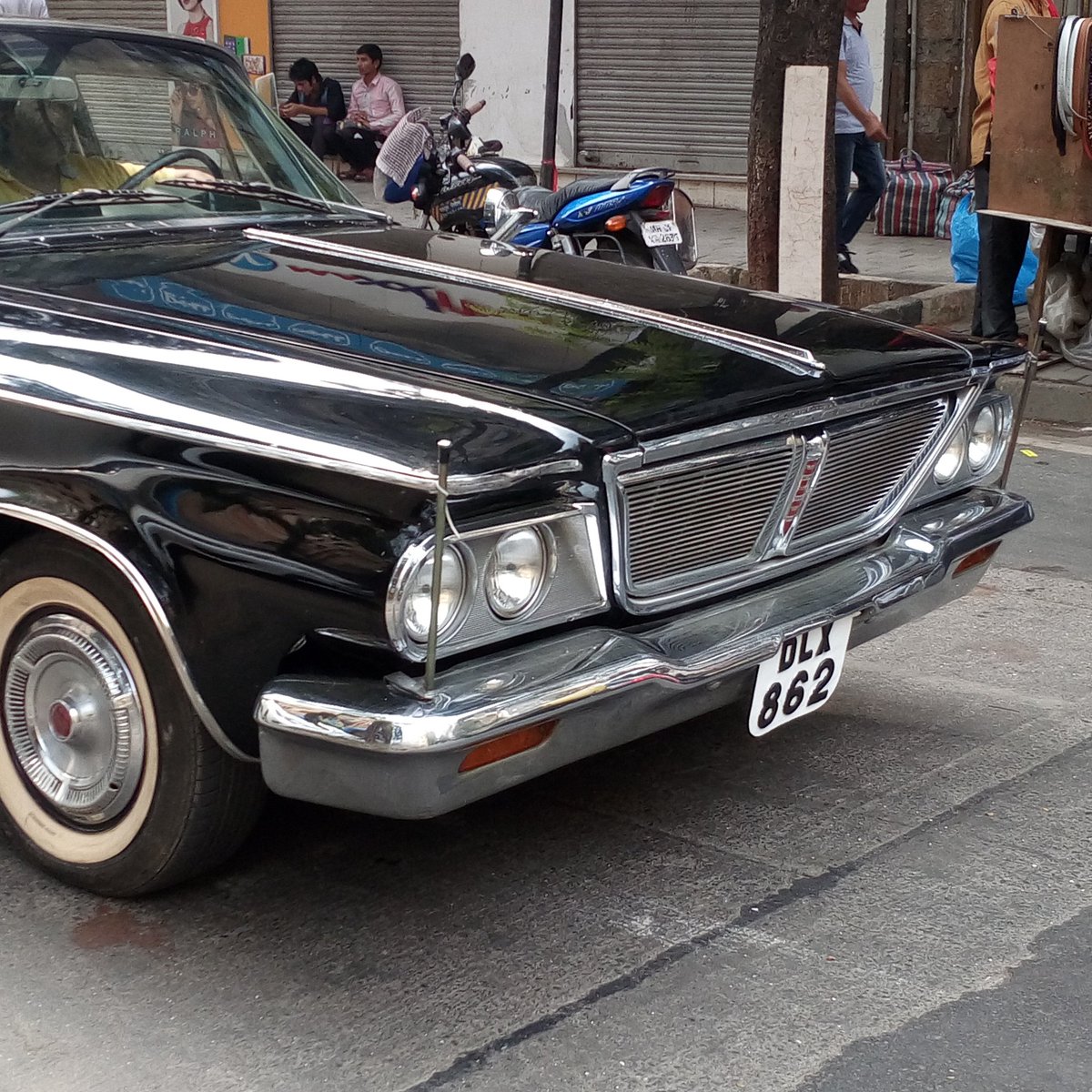 juzersd's tweet photo. Saw an old chrysler at Fountain near Citibank singnal https://t.co/fy08SHeoQ6