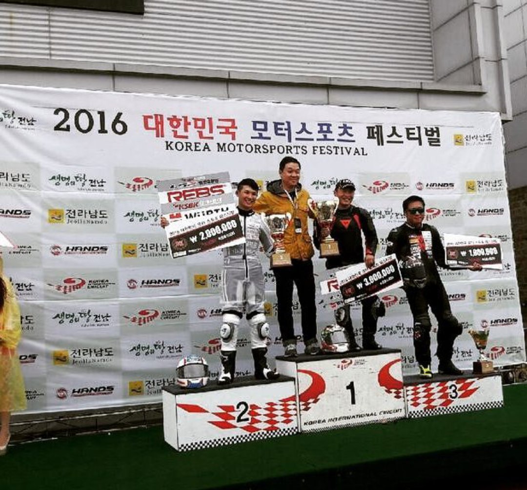 song_jae_lim's tweet photo. 大韓民国モータースポーツフェスティバル❤チェドングァン選手1위❤
おめでとうございますみんなの師匠
正しいバイク文化を先導する僕たちの永遠のチャンピオンんを常に応援していましす。respect!
#dkracing #チェドングァン  #legend#aprilia#RSV4RF https://t.co/CN4YBOfSme