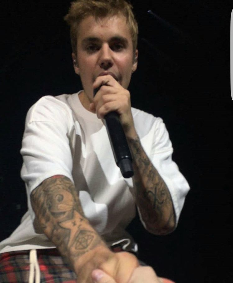 basicdrewsxo's tweet photo. Someday I will be this close to Justin. Mark my words. https://t.co/9fAurLf1di