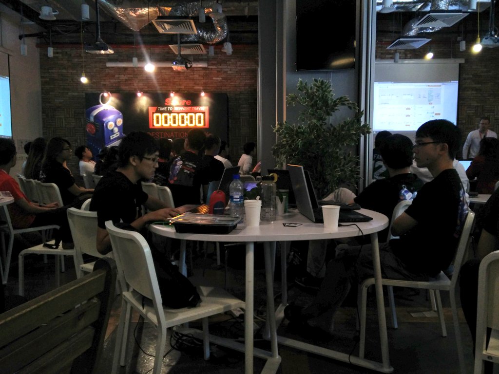 theorm's tweet image. Robots and analog clocks at #sabre #DestinationHack  in #singapore.