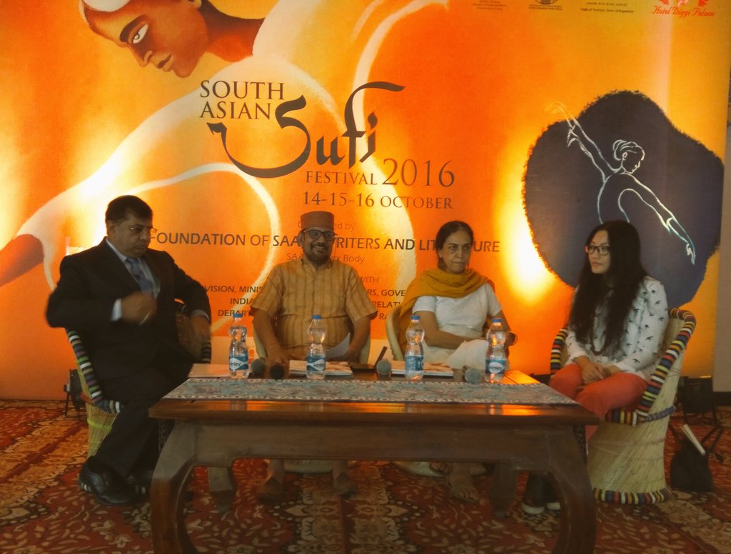 JaipurSufiFest's tweet photo. LIVE UPDATE:
Presentation on Topic: Sufism through the Eyes of Art &amp; History by Hon. Justice R.S. Chauhan.
#jsf16 #JaipurSufiFest https://t.co/QV8MEtsLpB