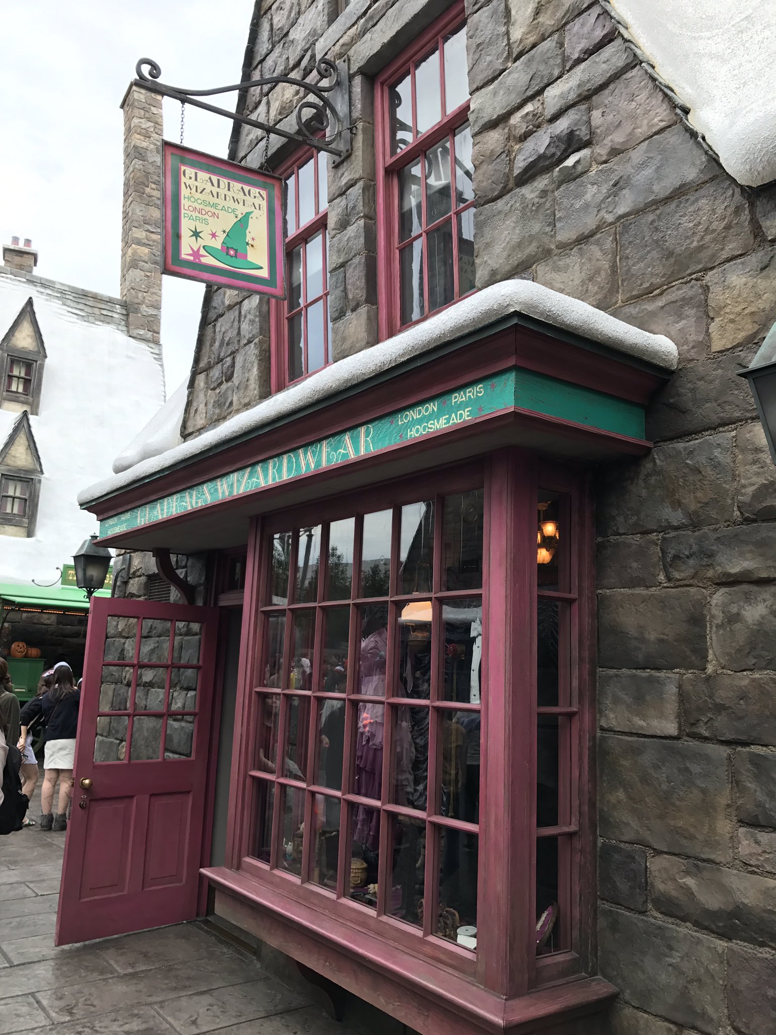 じょーたく Usjハリポタ新情報 16日よりハリポタエリア内 グラドラグス魔法ファッション店 にてローブのレンタルが開始しました 料金はデポジット3 000円を含む6 500円 実質3 500円 です 試行的ということで22日まで グリフィンドールのみ 今後の