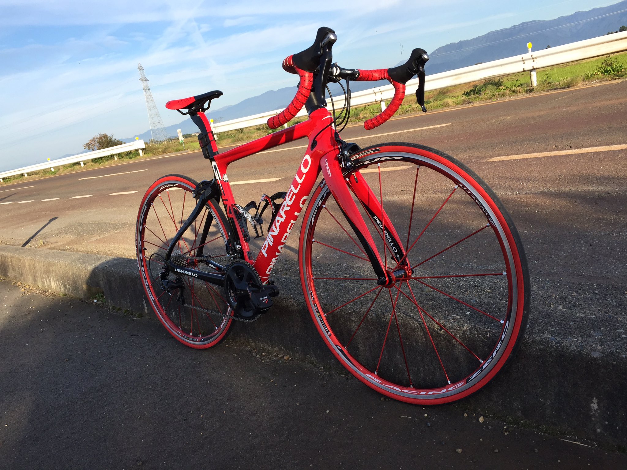大滝俊樹 フルクラム の レーシングゼロ 2 Wayfit Custom Red Redに交換した写真アップ ホイールも 赤になりました ﾉｼ カッコいい ﾉｼ もう満足 ロードバイク Pinarello ピナレロ Gans T Co 8yeyaaukzf Twitter