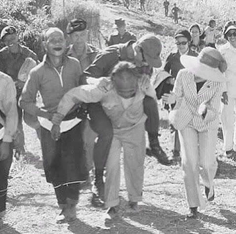 chunchitt's tweet image. ชาวเขาคนนี้พยายามให้ในหลวงขี่หลังโดยมีสมเด็จพระราชินีปรบพระหัตรให้กำลังใจอยู่ข้างๆ#ขอเป็นข้ารองพระบาททุกชาติไป  #เรารักในหลวง  #KingBhumipol