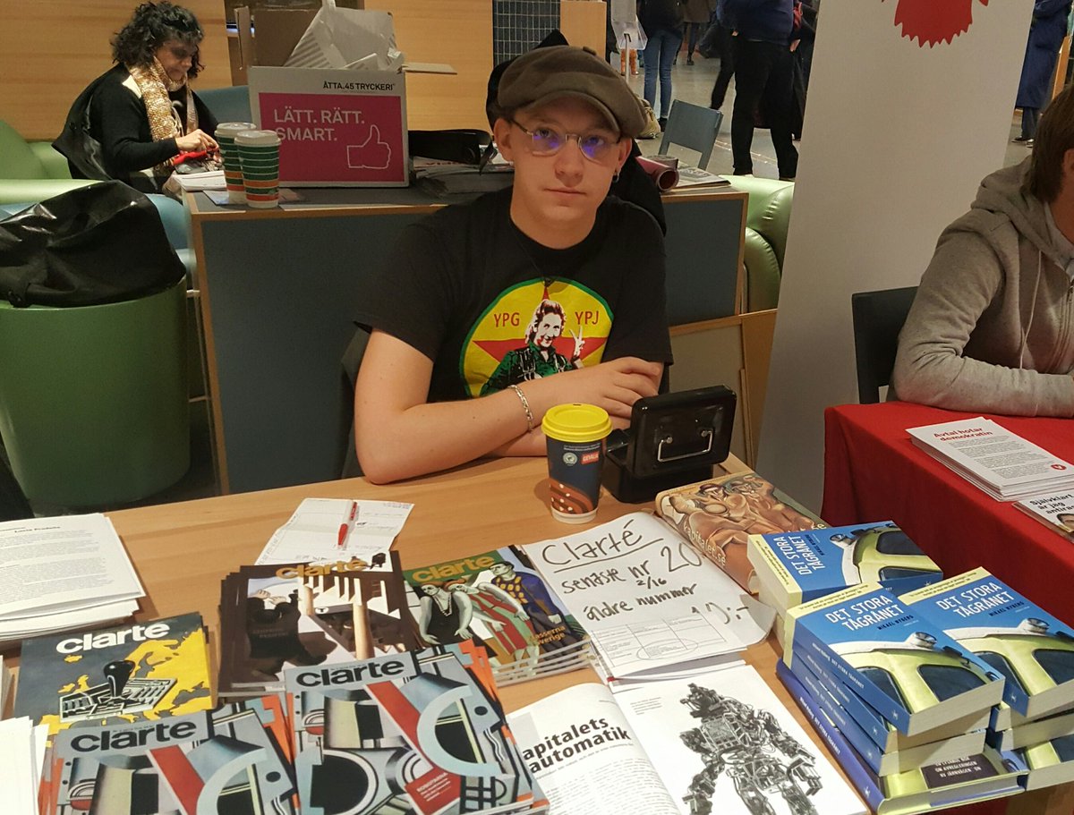 VJonasLundgren's tweet photo. Bokbord på #Marx2016 för Clarté. Kom och säg hej. Nya numret för endast 20 kr. Gamla nummer för 10! https://t.co/UsvYw1ZgOD