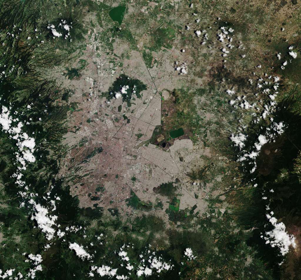 PopGeog's tweet photo. Can you name the world's 20 largest megacities from space? https://t.co/Ci7gsz3FoW via @houstonchron https://t.co/r1nTSCNuW6