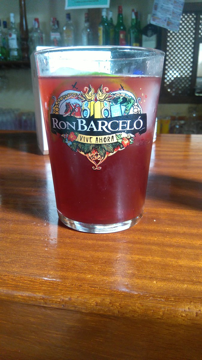 AdrianGleez's tweet photo. ¡¡Un tinto con limón a vuestra salud!! @RonBarceloSpain 🍹. #FollowDeLibe #ViveAhora 😜 https://t.co/tvbaqg7z85