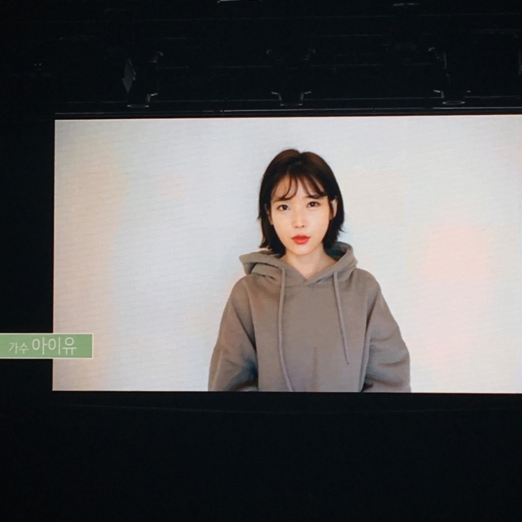 iu_dalgeul's tweet photo. 기억해 161016 아이유가 아달옷 입어준 날,,☆
일상생활 속에서도 잘 입어줘서 감사합니다 🙏
징쨩 체구가 너무 작아서 옷이 좀 크네,,(눈물
후드줄 길이까지 똑같,, 받은 그대로 입은 징쨩,,
❤ 아 💛 이 💚 유 💙 짱 💜 https://t.co/ofZqqiKEGW
