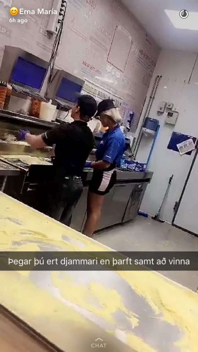 yfirmaður: hvar ertu?
starfsmaður: B5 með girls
y: þú þarft að mæta á vakt gamla
s: