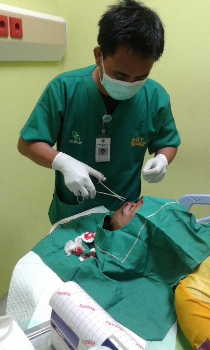 GresikUtd's tweet photo. Roni Rosadi harus mendapat jahitan di alis sebelah kanan setelah terkena sikutan pada pertandingan tadi. Semoga cepat sembuh! https://t.co/7RpgkOuTuZ