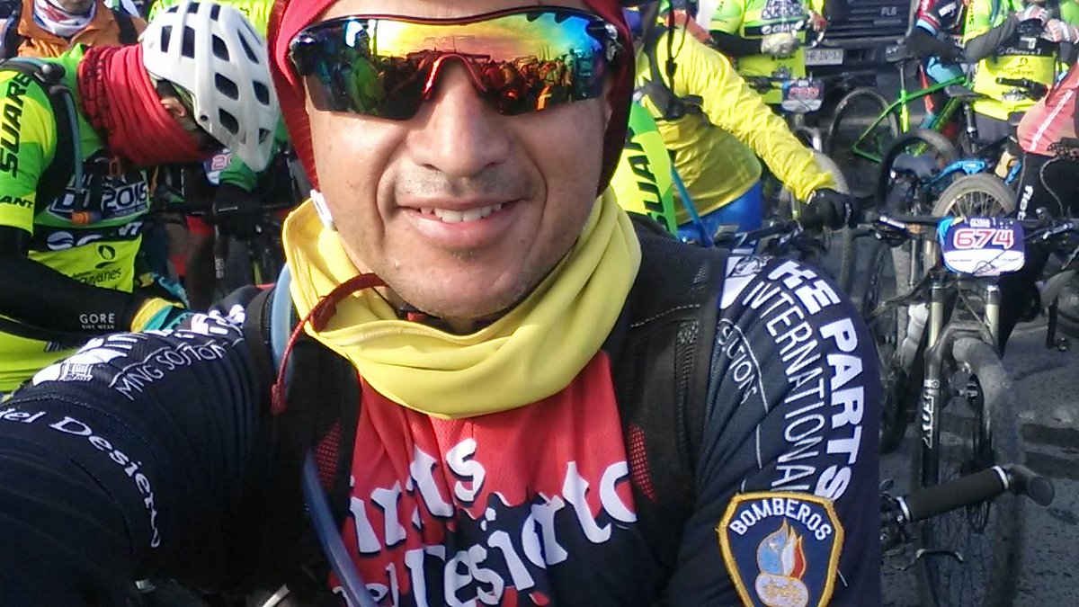 pabloespinoza01's tweet photo. Aqui en #DUE2016 a disfrutar de esta hermosa carrera.
#graciastotales
#piratasdeldesierto
#bomberos #mtb https://t.co/cNhP9EkzzR