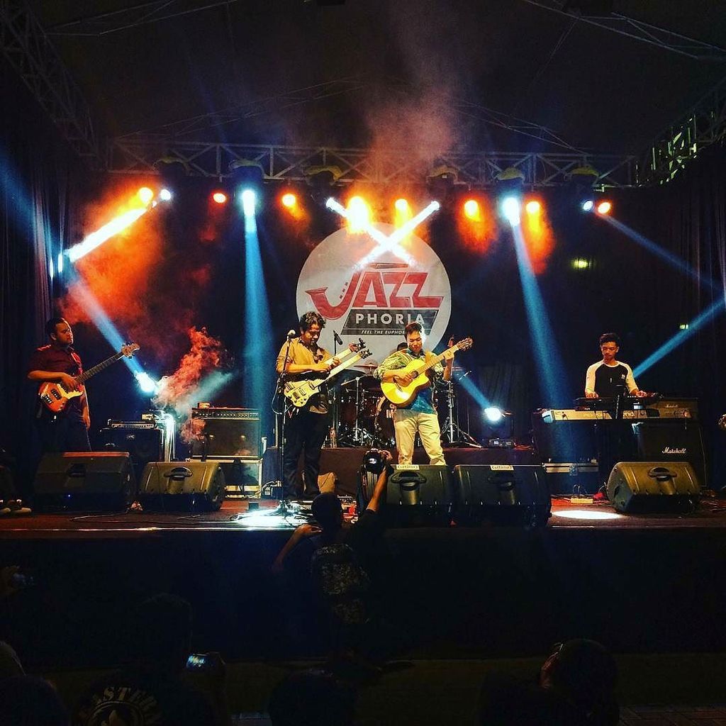 Photo : @crownvictoriahotel -  Kemarin malam Special perform @jubingkristianto <a href="/balawanguitar/">balawanguitar</a> yg mengagumkan dalam …