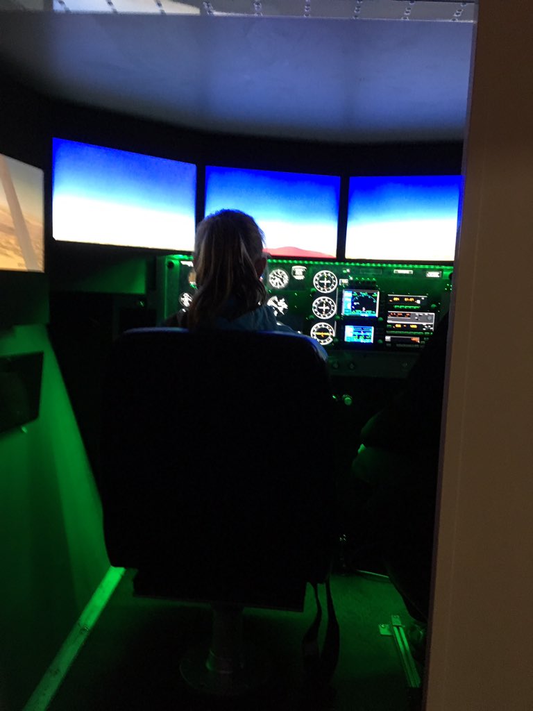 freedmantav's tweet image. Mitchinson Flight Centre with the gr. 6's for a flight simulation #virtualflight #flightsimulator #yxe #mitchinsonflightcentre Thanks guys!