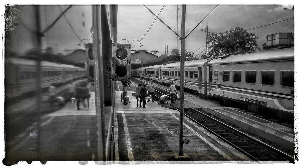 #kutoarjo #stasiunkutoarjo  #taksaka #jogjabound #train #keretaapi #kai #xiaomi #bnw ift.tt/2eupS7J
