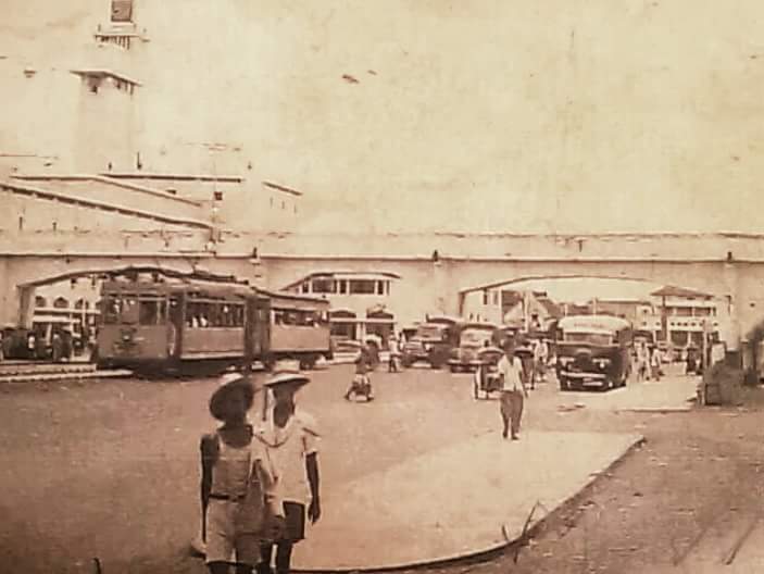 Trem melintas dibawah viaduk Jl.  Pahlawan atau Pasar Besar tahun 1950-an. #STD