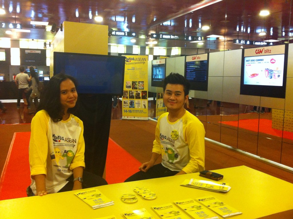 KACW_FilmFest's tweet photo. Mau tanya-tanya soal #KACW2016? Bisa langsung mampir ya ke booth kita di CGVblitz Pacific Place https://t.co/2I0v07aA4q