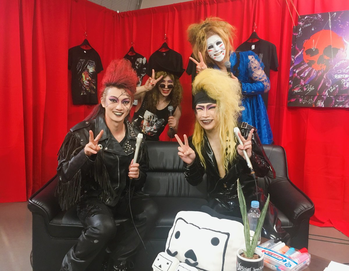 VJSOfficial's tweet photo. 【VJSニコ生photo】10月16日出演！Xのコスプレで最高潮に盛り上げてくれた ゴールデンボンバーさん！ありがとうございました！#VisualJapanSummit 
@YoshikiOfficial https://t.co/fR37Mm2tul