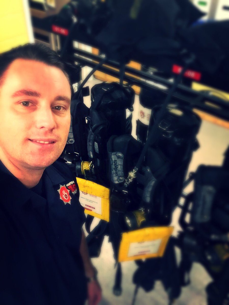 Rushmoor02's tweet photo. #BreathingApparatus initial course
#Ff Grounsell of #OnCall02 crew with lectures & #EasyConditions on #Day2 #NewSkills with @HFRS_Academy https://t.co/YpcLzIowiM