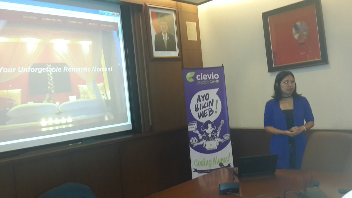 ClevioCamp's tweet photo. Housewives trained in programming skills by Clevio, presenting their websites at #Kompas #codingmums #GirlsInTech https://t.co/NUU7whvtB6