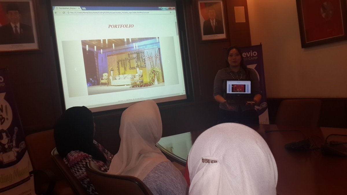 ClevioCamp's tweet photo. Housewives trained in programming skills by Clevio, presenting their websites at #Kompas #codingmums #GirlsInTech https://t.co/NUU7whvtB6