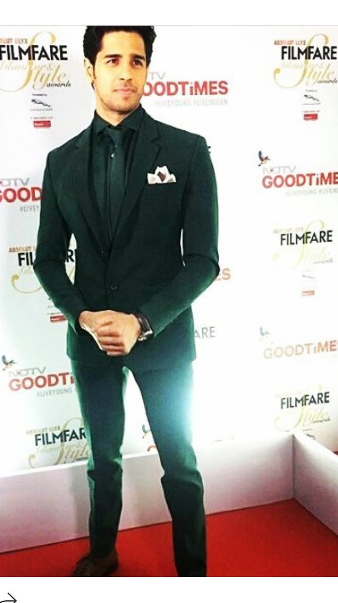 SidMalhotra's tweet photo. Thank you @filmfare for a fun evening and the award ! it goes to all stylists n team ! #FilmfareGlamourAndStyleAwards https://t.co/1pN6EVXyye